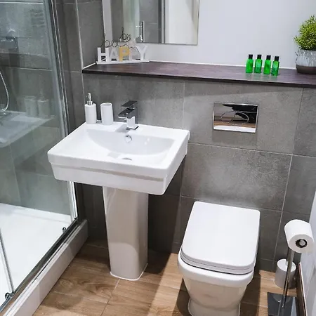 Modern 1-bed - Brand New - - Free Wi-fi Apartment