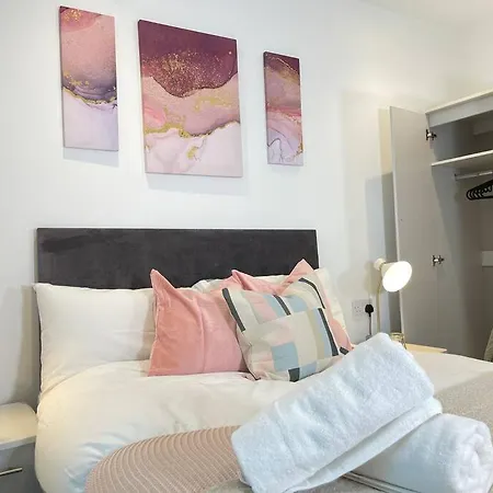 Cosy, Lovely Next To Old Trafford! *