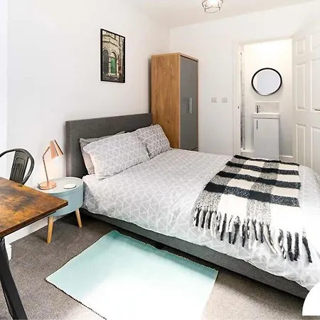 Luke Stays - Baltic Street Apartment *