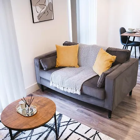 Modern 1-bed - Brand New - - Free Wi-fi Apartment *
