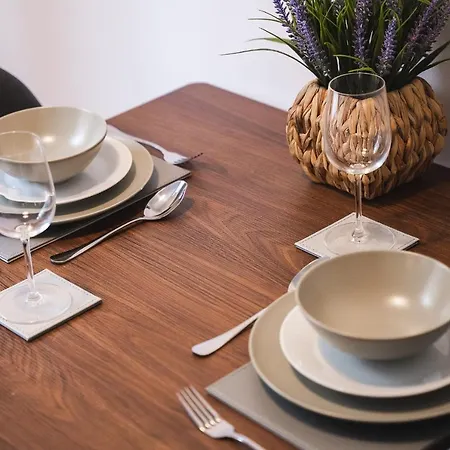 Modern 1-bed - Brand New - - Free Wi-fi Apartment