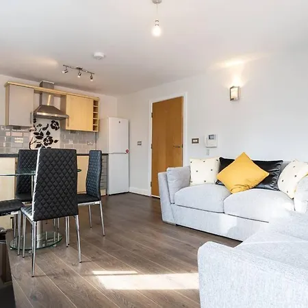 Lovely 2 Bedroom To Rent In Greater * Манчестер