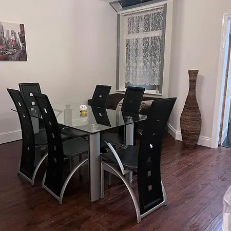 Beautiful 3 Bedroom House, Close To Mu Stadium. * Manchester