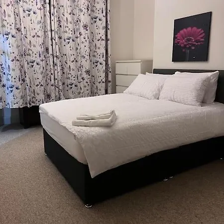 Beautiful 3 Bedroom House, Close To Mu Stadium. Дом отдыха