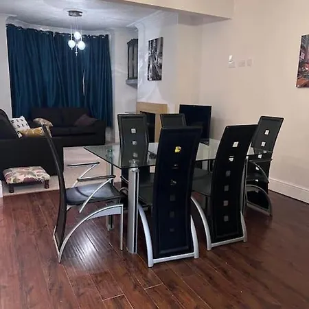 Beautiful 3 Bedroom House, Close To Mu Stadium. Ferienhaus *