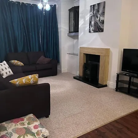 Beautiful 3 Bedroom House, Close To Mu Stadium. * Manchester