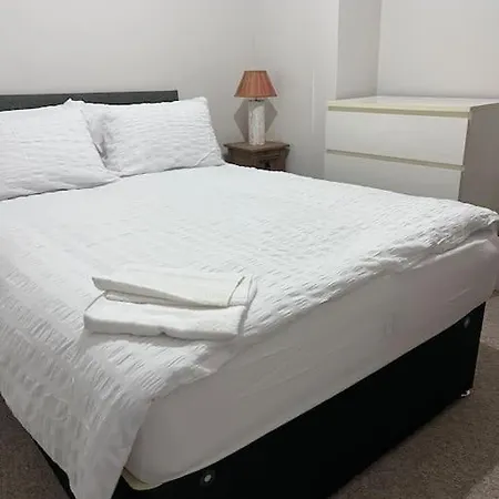 Beautiful 3 Bedroom House, Close To Mu Stadium. *
