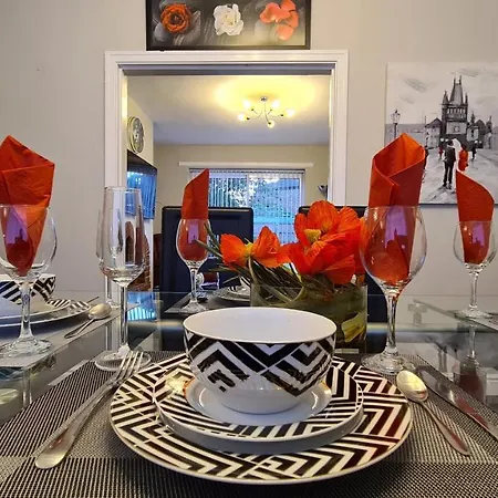Semesterbostad Stunning Home. Free Parking. Manchester