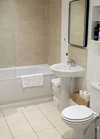 4 Bedroom - Sleeps 7 Pet Friendly & Parking Casa de Férias *
