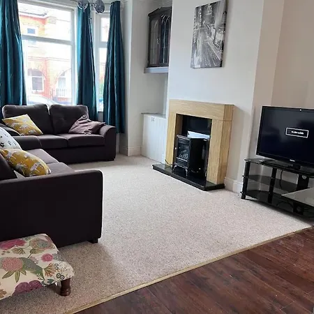 Beautiful 3 Bedroom House, Close To Mu Stadium. Manchester