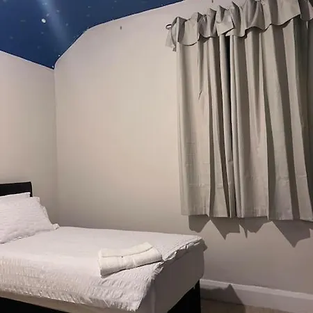 Beautiful 3 Bedroom House, Close To Mu Stadium. * Manchester