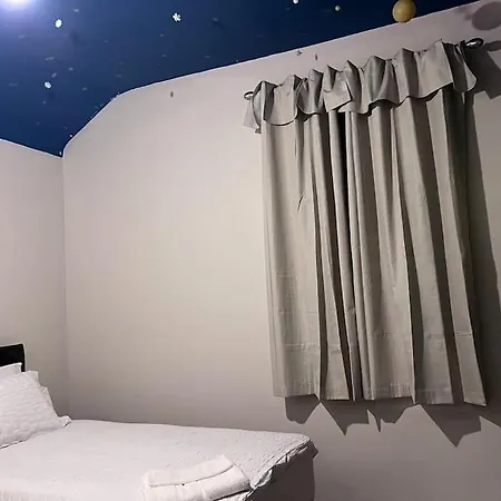 Beautiful 3 Bedroom House, Close To Mu Stadium. * Manchester