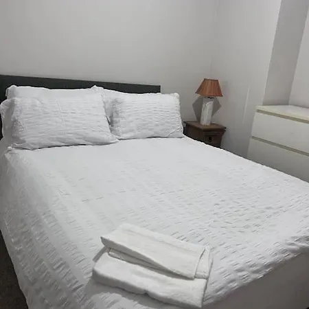 Дом отдыха Beautiful 3 Bedroom House, Close To Mu Stadium.