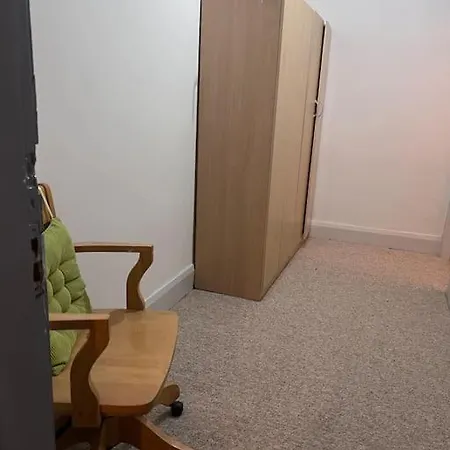 Beautiful 3 Bedroom House, Close To Mu Stadium.