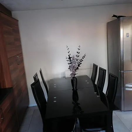 Large House With 3 Bedrooms House, 5 Guests Near City/manu Stadiums *