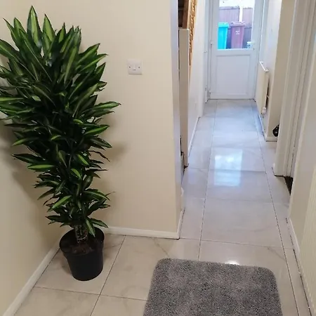 Large House With 3 Bedrooms House, 5 Guests Near City/manu Stadiums *