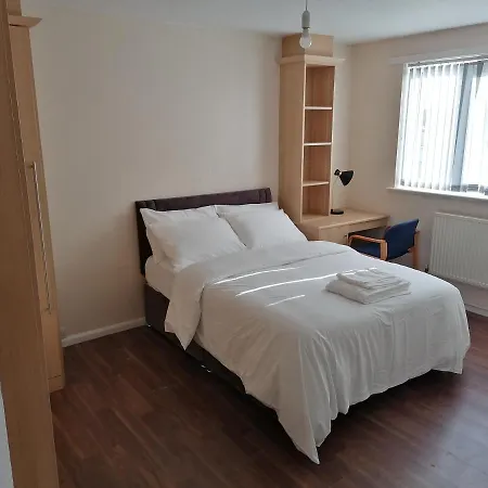 Large House With 3 Bedrooms House, 5 Guests Near City/manu Stadiums *