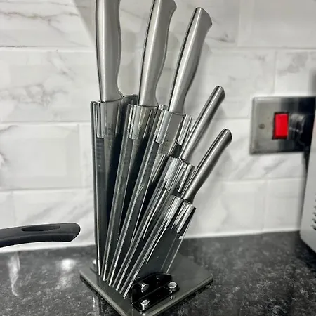 Beautiful And Homely 3 Bed House With Free Parking So Close To Man And Centre Appartement