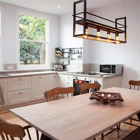 Apartment 3 Bath Contemporary Victorian Near Attractions