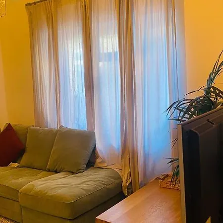 Private In A 2 Bedroom *