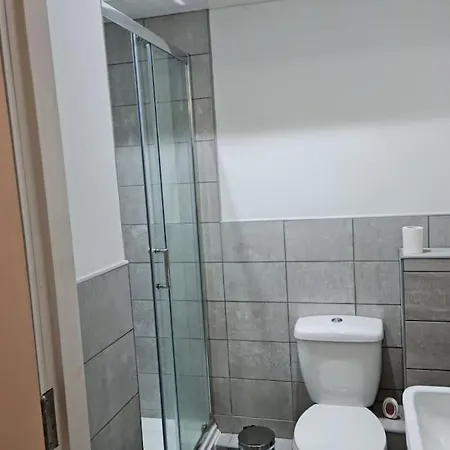 Impeccable 4-bed House Near Centre *