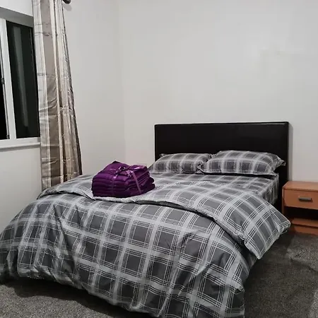 Impeccable 4-bed House Near Centre Сasa de vacaciones Mánchester