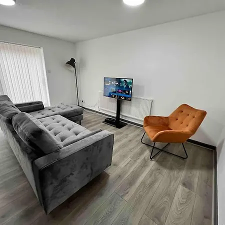 Holiday home 3 Bedroom House With Parking Manchester