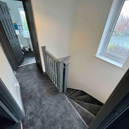 3 Bedroom House With Parking * マンチェスター