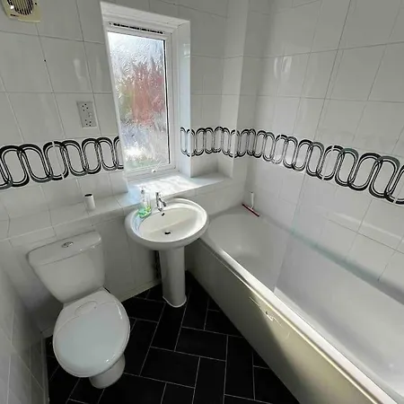 3 Bedroom House With Parking *