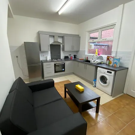 Гостевой дом Double Bedroom In 13 Woodfold Ave, M19 3ap, Rm1 2 Sing Bed *