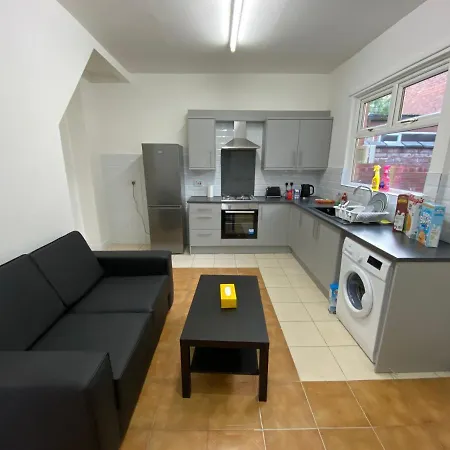 Double Bedroom In 13 Woodfold Ave, M19 3ap, Rm1 2 Sing Bed Гостевой дом Манчестер