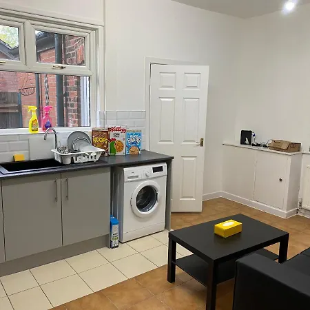 Гостевой дом Double Bedroom In 13 Woodfold Ave, M19 3ap, Rm1 2 Sing Bed *