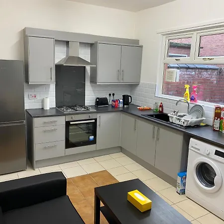 Double Bedroom In 13 Woodfold Ave, M19 3ap, Rm1 2 Sing Bed * Манчестер
