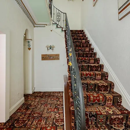 Beautiful 'mayfield' With Private Pool! *