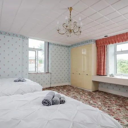 Beautiful 'mayfield' With Private Pool! Manchester