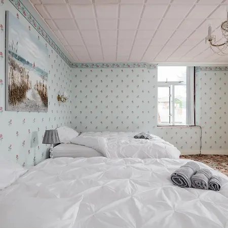 Beautiful 'mayfield' With Private Pool!