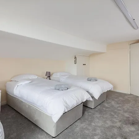 Beautiful 'mayfield' With Private Pool!