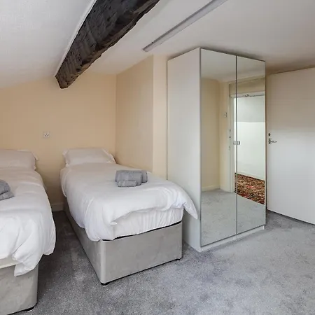 Beautiful 'mayfield' With Private Pool! *