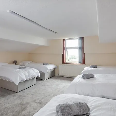 Beautiful 'mayfield' With Private Pool! *