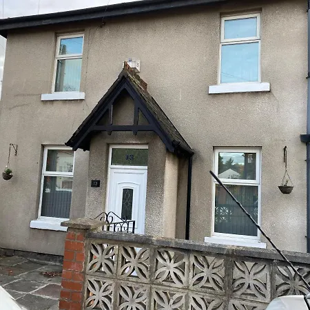 Konukevi Double Bedroom In M19, Rm2 1 Double Bed Manchester