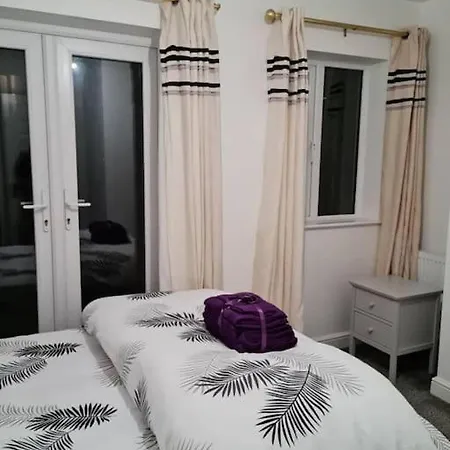 Holiday home Impeccable 4-bed House Near Centre