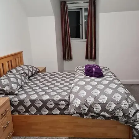 Holiday home Impeccable 4-bed House Near Centre *
