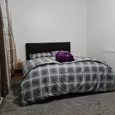 Impeccable 4-bed House Near Centre *