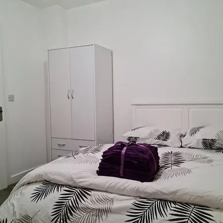 Impeccable 4-bed House Near Centre *