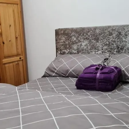 Impeccable 4-bed House Near Centre מנצ'סטר