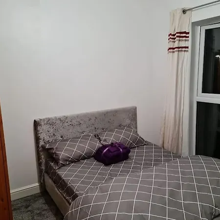 Impeccable 4-bed House Near Centre *