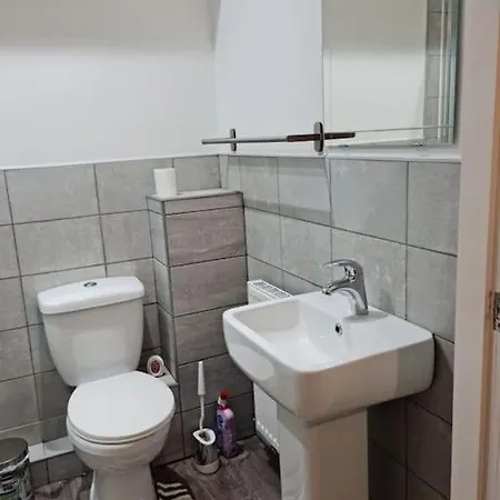 Impeccable 4-bed House Near Centre Сasa de vacaciones *