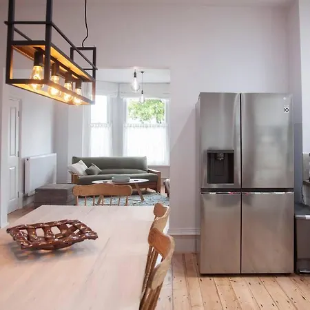 3 Bath Contemporary Victorian Near Attractions * Manchester