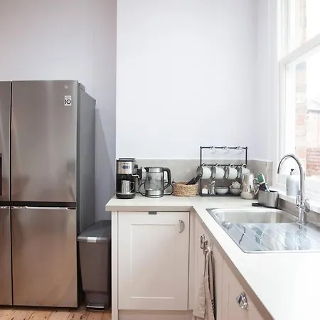 Apartment 3 Bath Contemporary Victorian Near Attractions