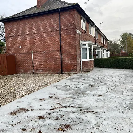 Appartement Beautiful And Homely 3 Bed House With Free Parking So Close To Man And Centre *